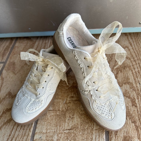 Vintage Inspired Cushionaire Belinda Casual Retro Lace Bridal Sneakers Cream 6 - Picture 2 of 11